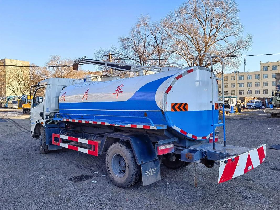 解析2014年中型三座吸糞車(chē) 規(guī)格、用途與市場(chǎng)價(jià)值